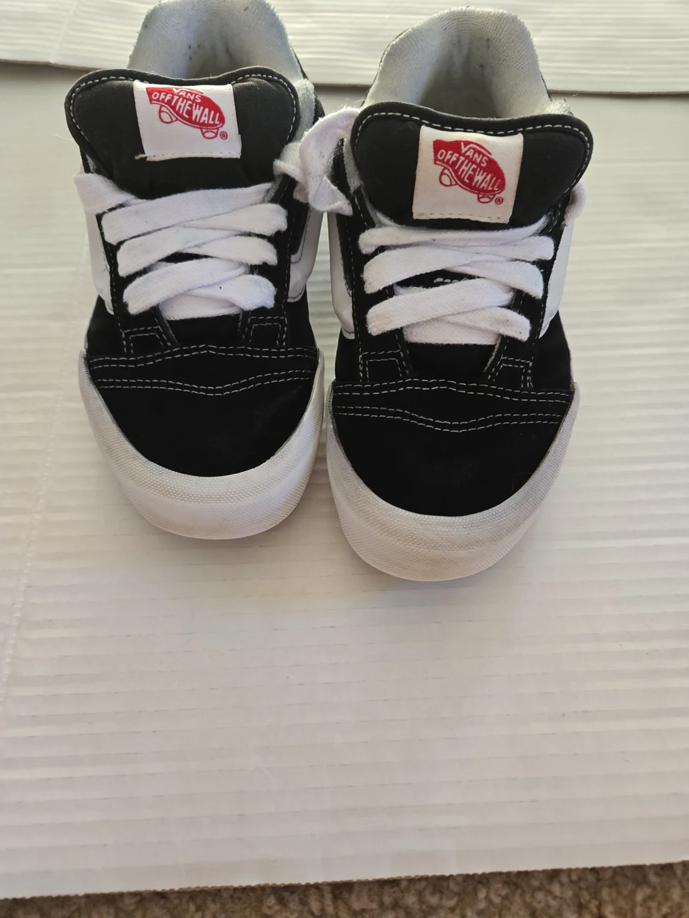 VANS Unisex Kids Black/White Low Top Lace-Up Sneakers Logo Accent Round Toe